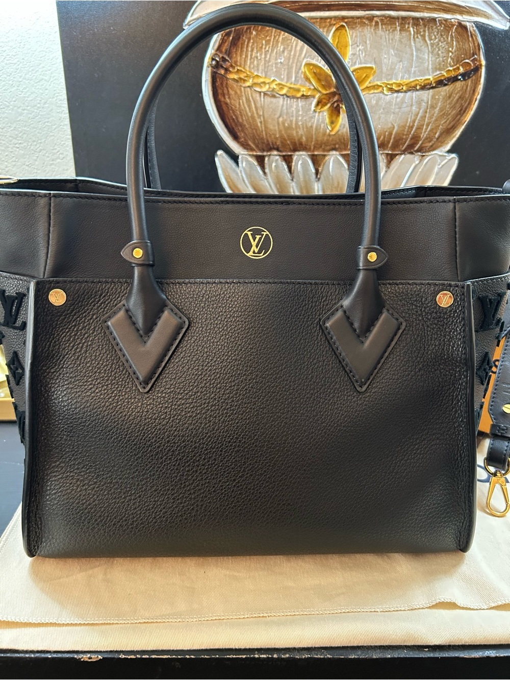 Authentic Louis Vuitton On My Side MM - Picture 4 of 15